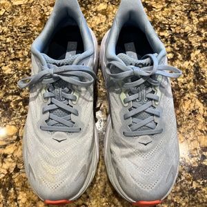 Hoka Arahi 6 size 9 athletic shoes- excellent condition!